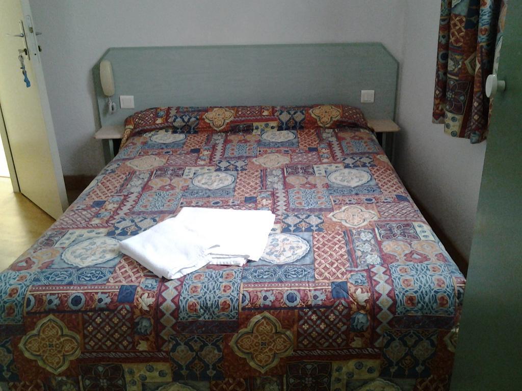 Hotel Saint Jean Baptiste Lourdes Habitación foto